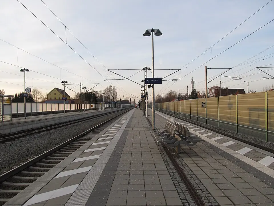 Slika: Lenni-2011 · CC BY-SA 3.0 Bahnhof Mering