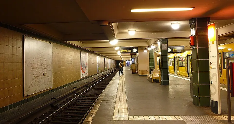 Slika: Phaeton1 · CC BY-SA 3.0 U-Bahnhof Karl-Marx-Strasse