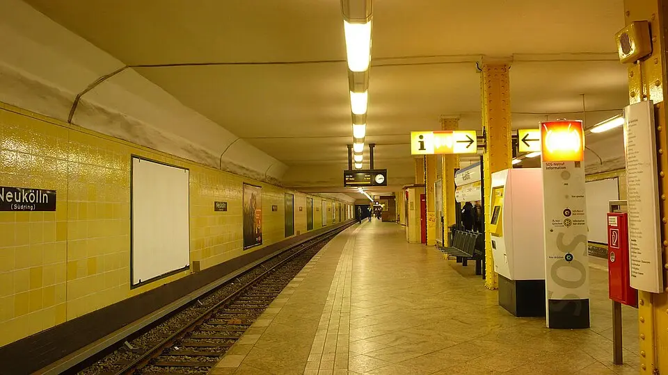 Image: Phaeton1 · CC BY-SA 3.0 Neukölln (Südring) metro station
