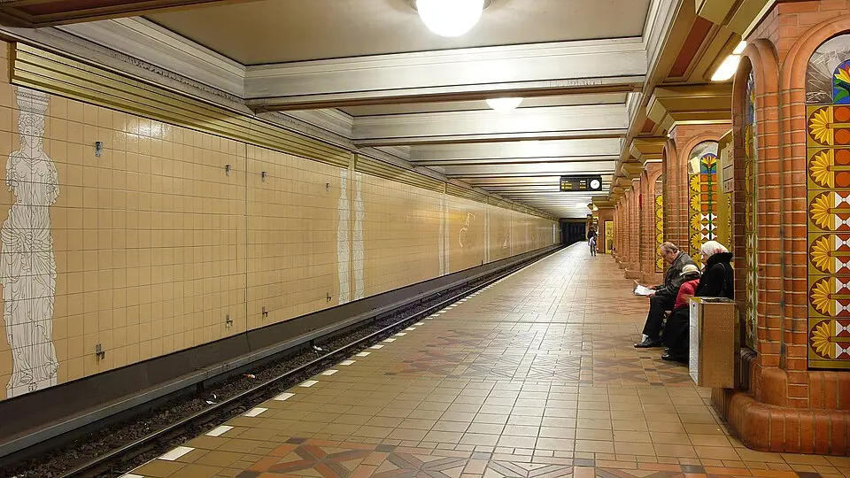 Bild: Phaeton1 · CC BY-SA 3.0 U-Bahnhof Residenzstrasse