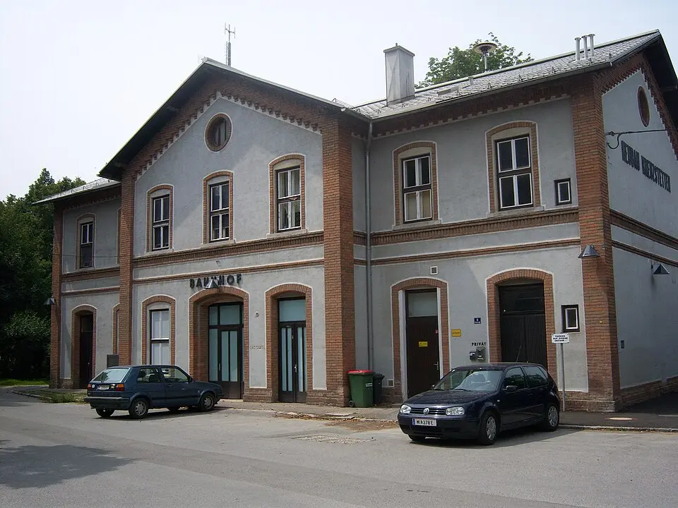Image: User:My Friend · CC BY-SA 3.0 Aufnahmsgebäude Neubau-Kreuzstetten