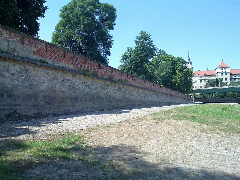 Image: lutzto · CC BY-SA 3.0 Ufermauer zur Elbe Torgau