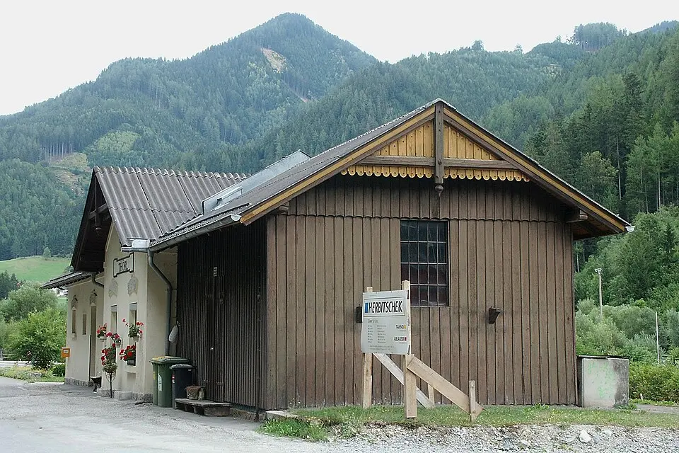 Slika: Herbert Ortner · CC BY 3.0 Aufnahmsgebäude und Gütermagazin des Bahnhofes Thörl