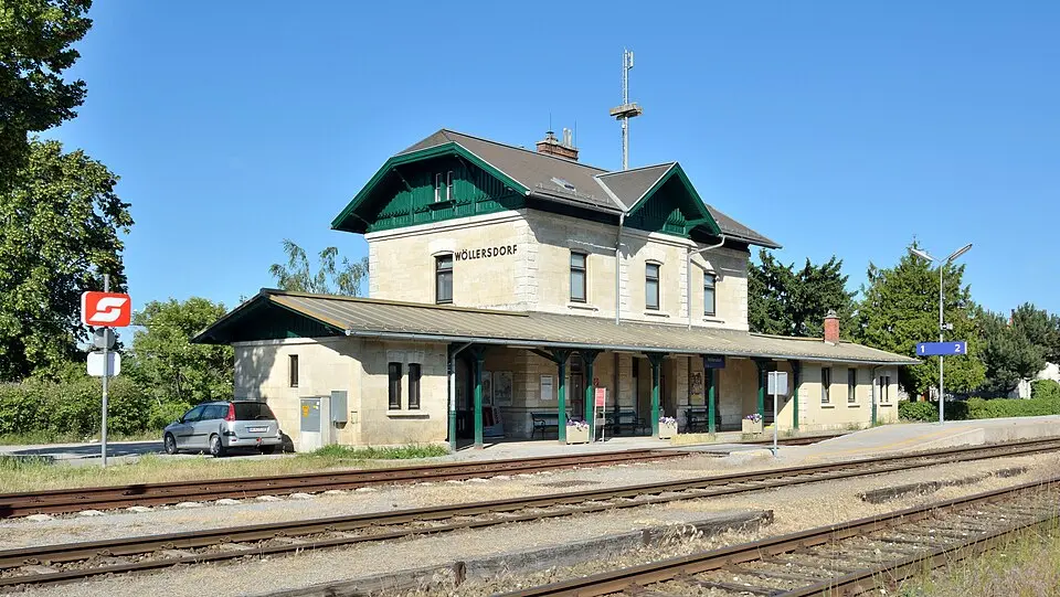 Aufnahmsgebäude Wöllersdorf und Gütermagazin