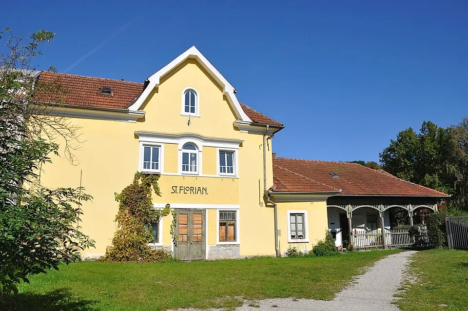 Aufnahmsgebäude des ehem. Lokalbahnhofes St. Florian
