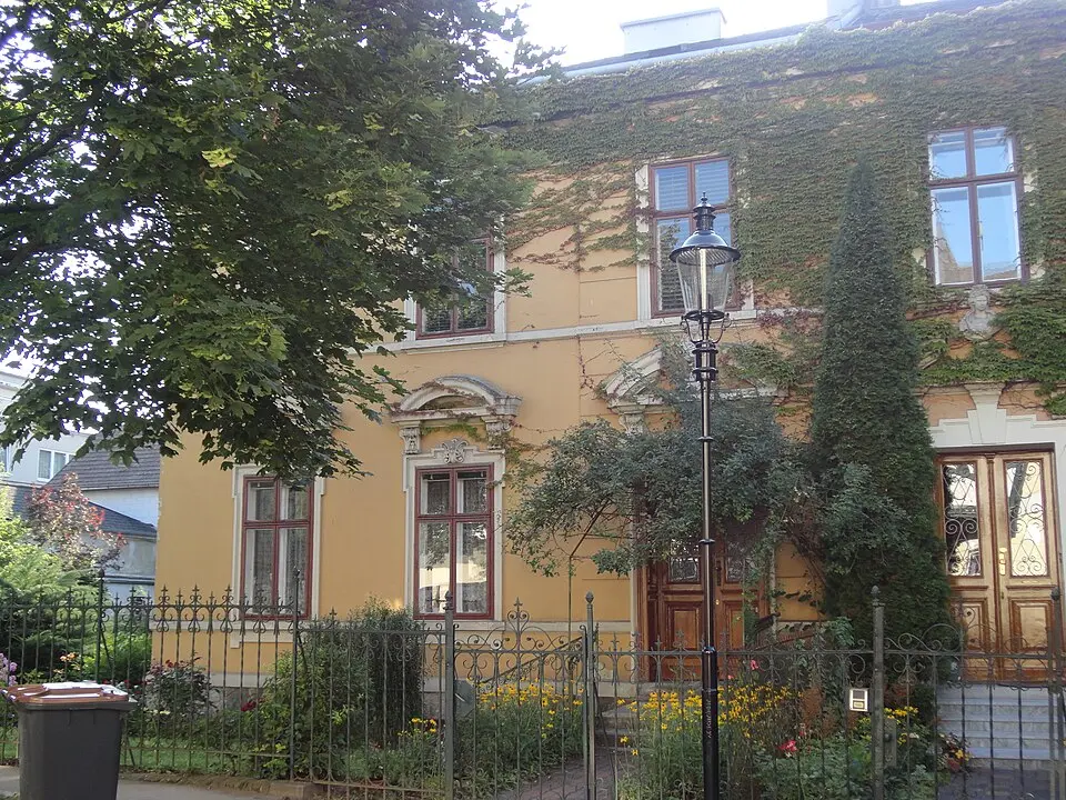 Obrázok: Michael Fleischhacker · CC BY-SA 3.0 Villa