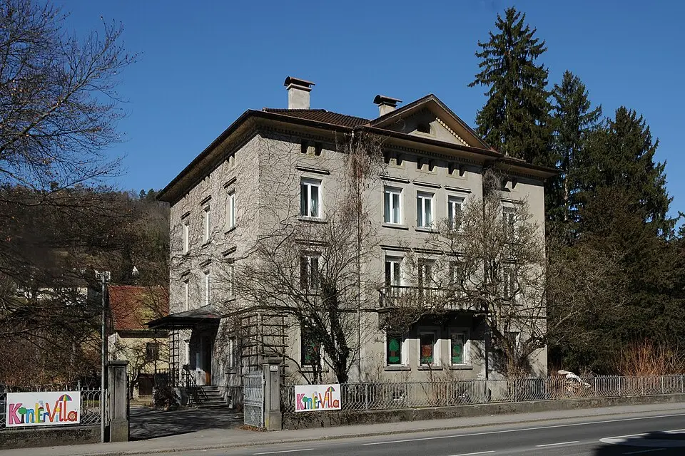 Villa und zwei Wirtschaftsgebäude