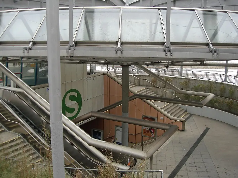 Uploaded by: ¡0-8-15! · CC BY-SA 2.0 DE Stuttgart University station