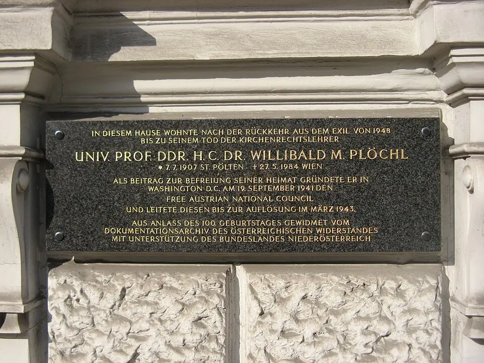 Gedenktafel für Willibald M. Plöchl (Wien, Universitätsstraße 10)