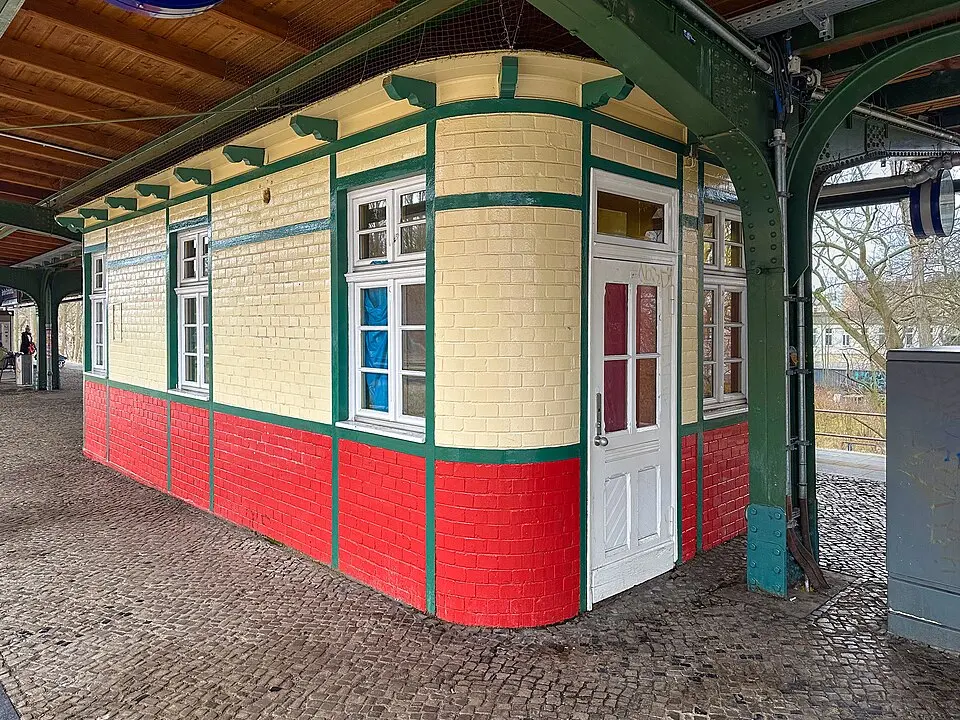 Bild: Ubahnverleih · CC BY-SA 4.0 Bahnhof Berlin-Schönholz