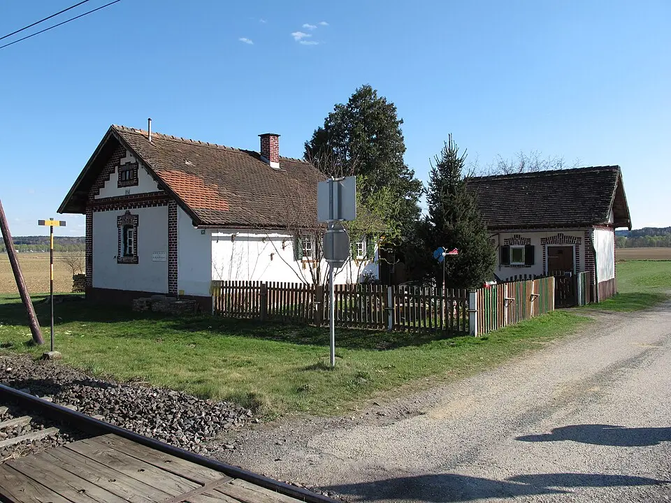 Bild: Ueb-at · CC BY-SA 3.0 Bahnwärterhaus Jennersdorf und Nebengebäude