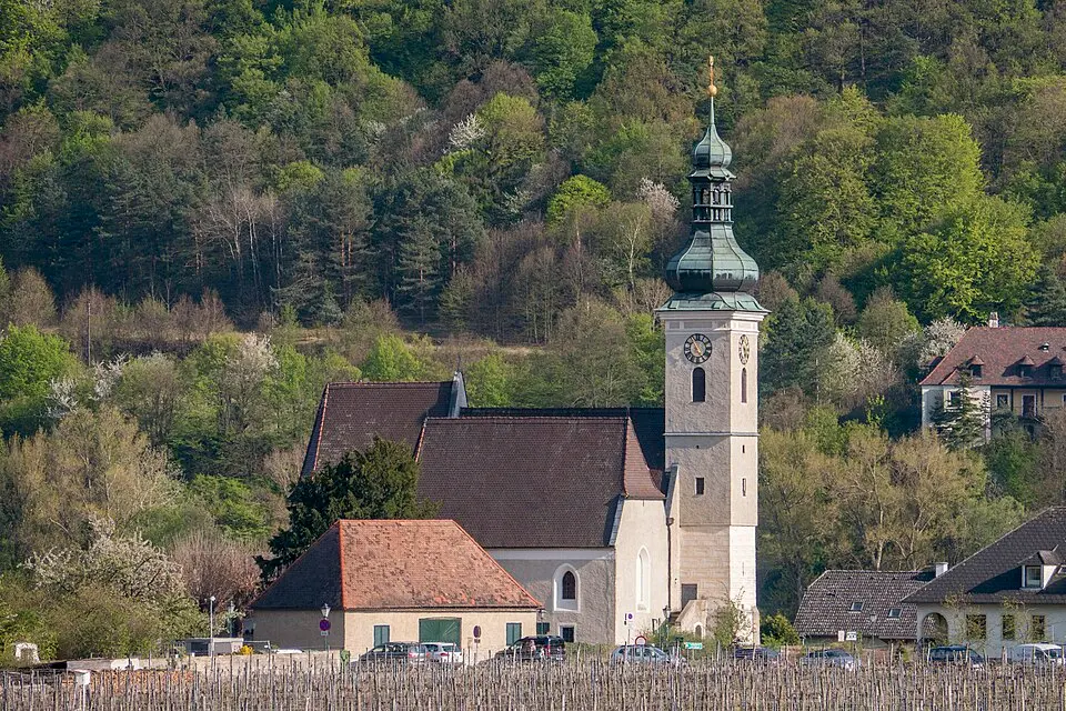 Kath. Pfarrkirche hl. Quirinus mit Friedhof und Kleindenkmalen