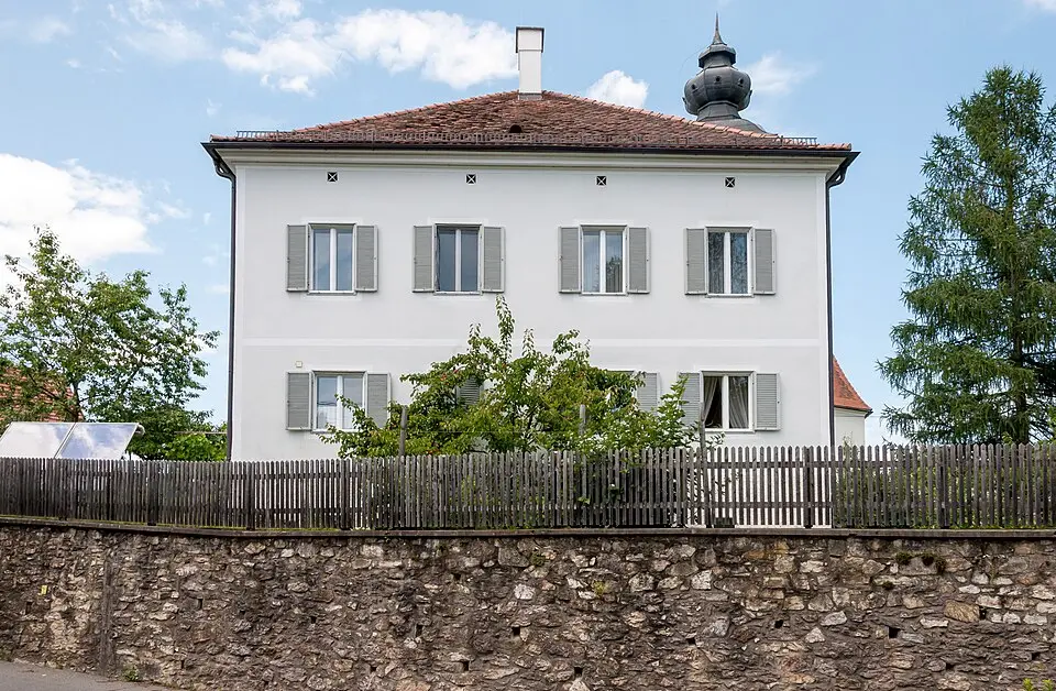 Image: Isiwal · CC BY-SA 3.0 AT Pfarrhof mit Böschungsmauer