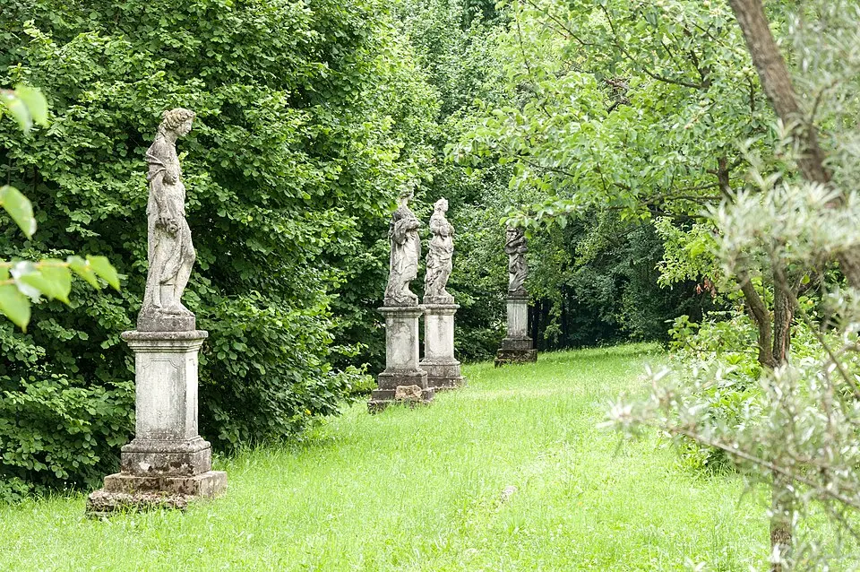 Image: Isiwal · CC BY-SA 3.0 AT Terrasse mit Sandsteinfiguren