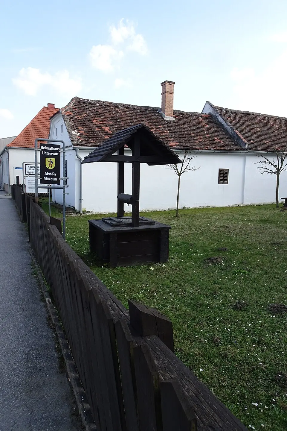 Freifläche, Einfriedung und Ziehbrunnen (Heimathaus Unterwart/ Alsóőri Otthon)