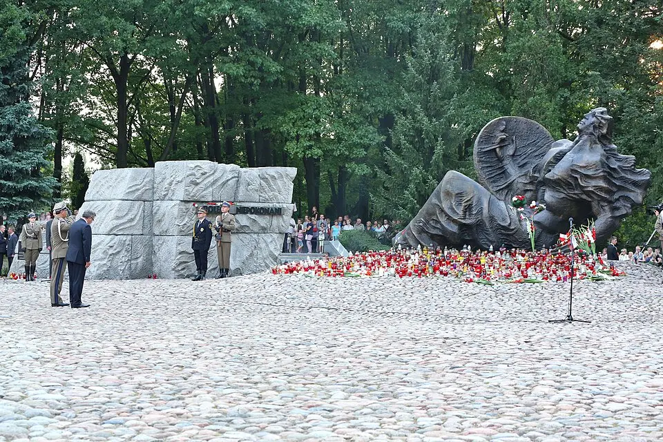 Pomnik Polegli Niepokonani w Warszawie