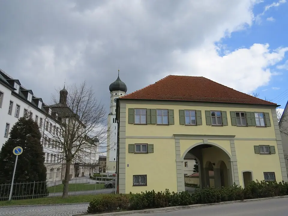 Slika: Flodur63 · CC BY-SA 4.0 Torhaus des ehemaligen Klosters