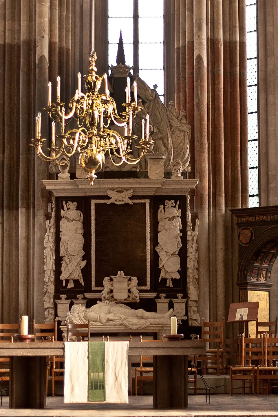 Kapittelhuis met groot auditorium der rijksuniversiteit