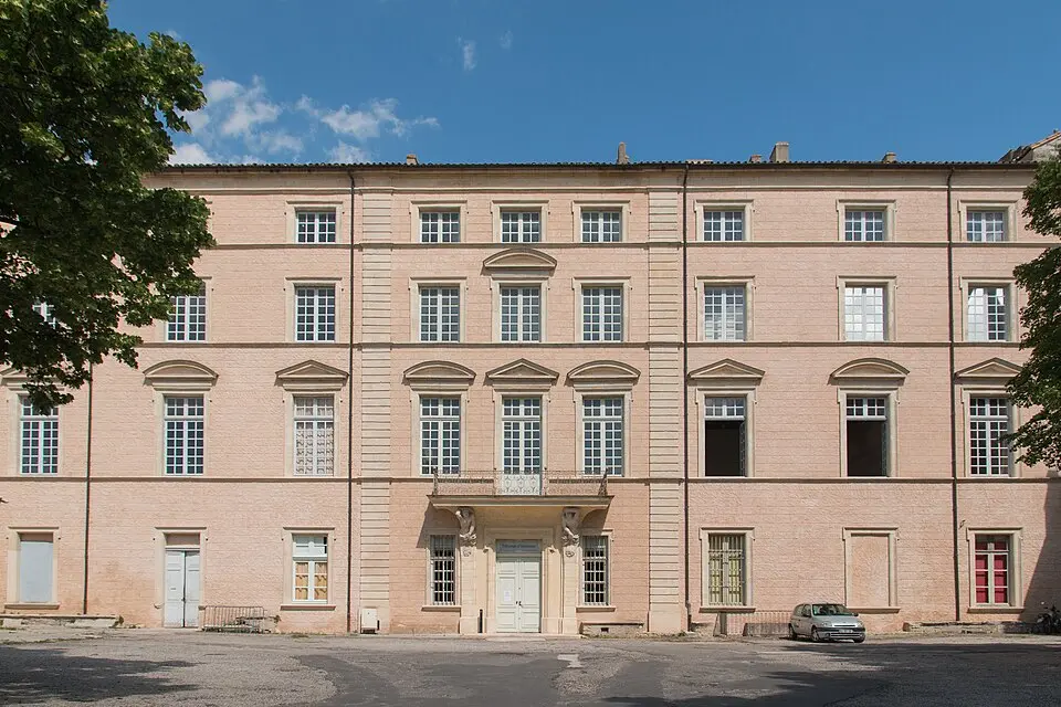 Image: Daniel VILLAFRUELA · CC BY-SA 3.0 palais épiscopal d'Uzès