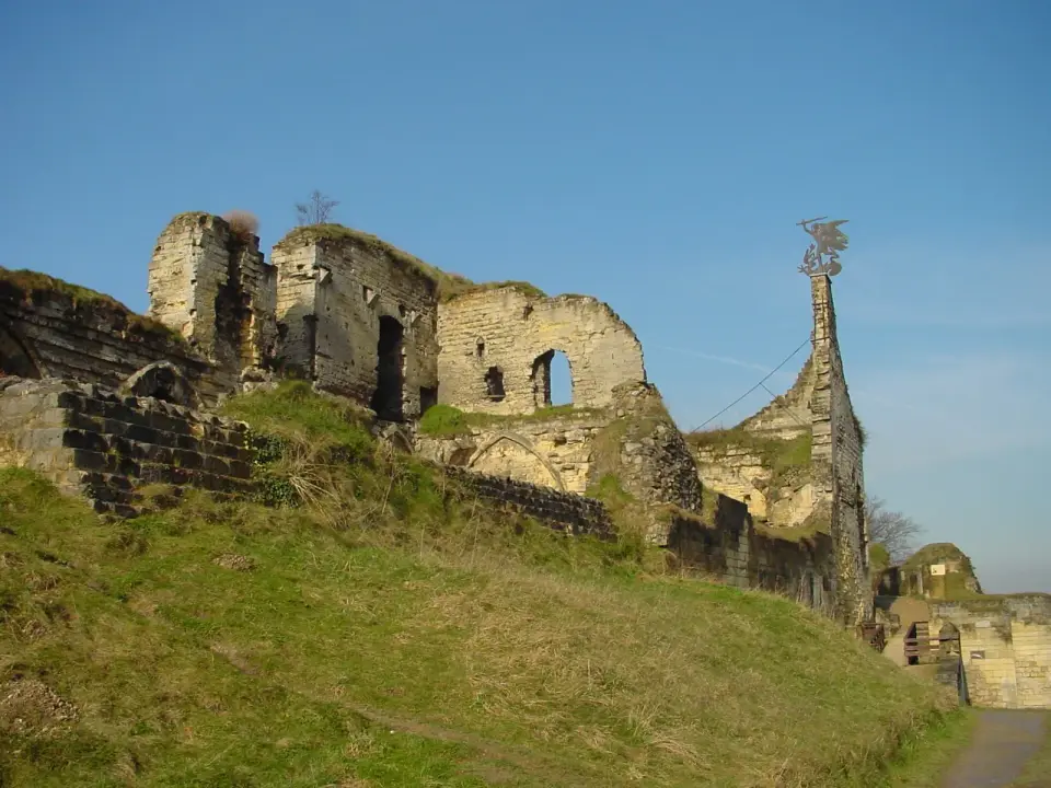 terrein waarin overblijfselen van het kasteel Valkenburg op de Heunsberg