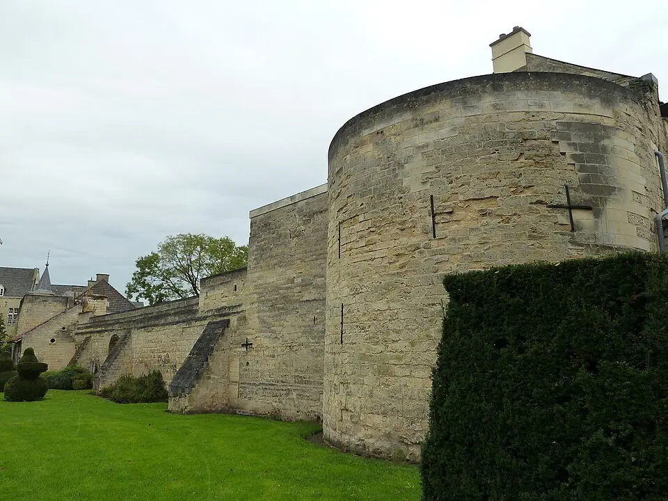 westelijke stadsmuur met resten van een ronde en een vierkante toren in Valkenburg