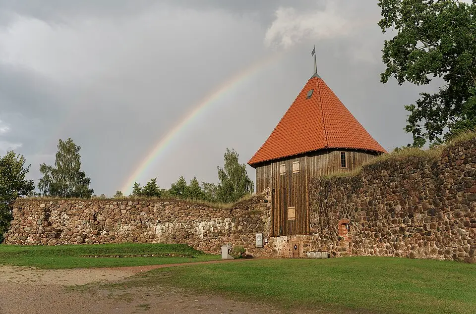 Image: Dāvis Kļaviņš · CC BY-SA 2.0 Alūksnes viduslaiku pils