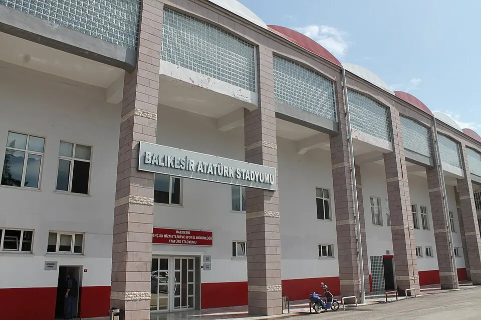 Immagine: Ollios · CC BY-SA 3.0 Balıkesir Atatürk Stadyumu