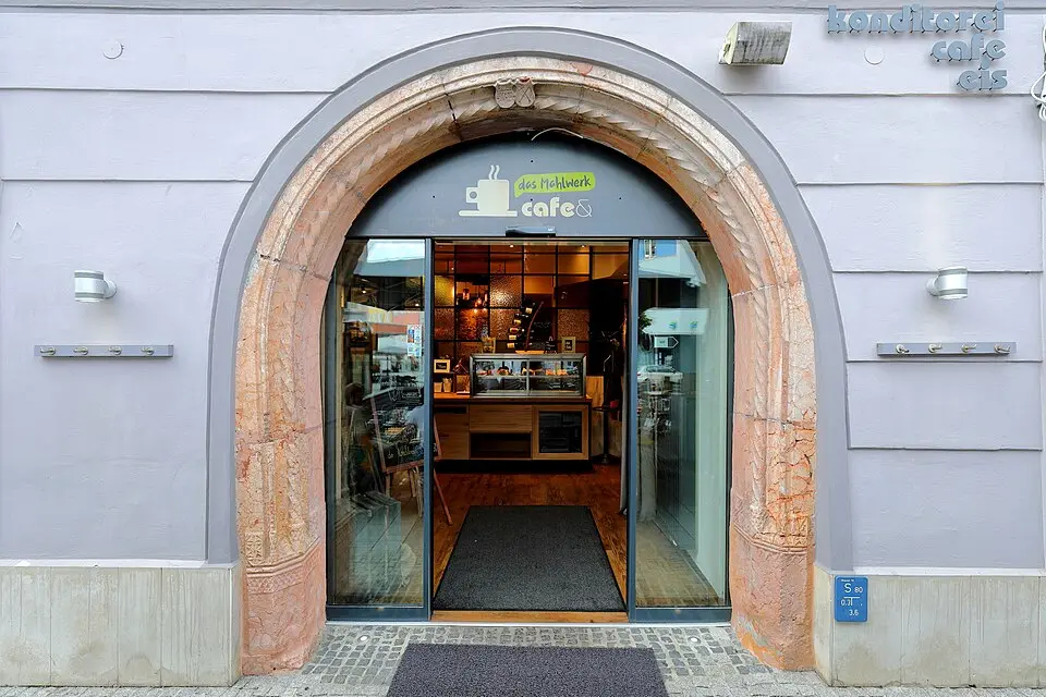 Wohn- und Geschäftshaus, Torgewände mit Tor