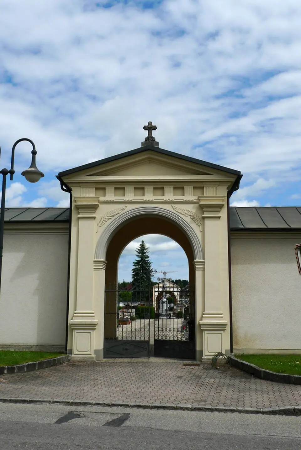 Bild: Thomas Ledl (talk) · CC BY 3.0 Friedhof und Aufbahrungshalle