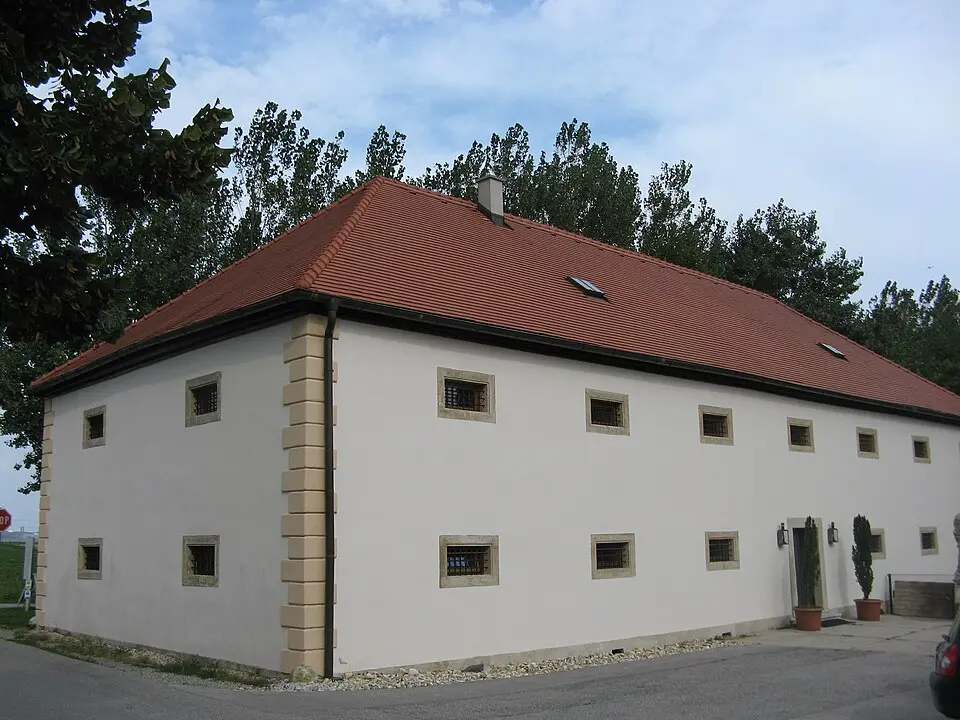 Gut Vösendorf/ehem. Meierhof mit Nebengebäuden und Figurenbildstock