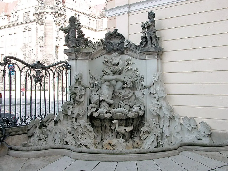 Eckbrunnen im Hof des Taschenbergpalais