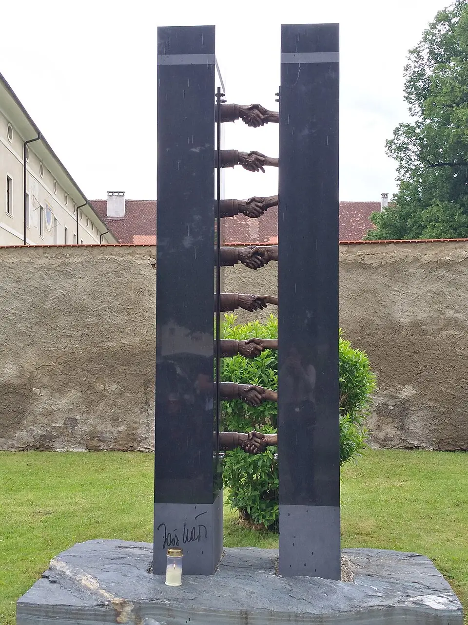 Image: Steffichko · CC BY-SA 4.0 Verbindende Hände