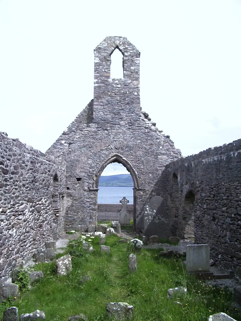 Obrázok: Chris06 · Public domain St. Michael's Priory, Ballinskelligs