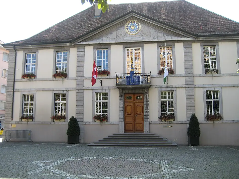 Image: Sylenius · CC BY-SA 3.0 Hôtel de Ville, ancien hôpital, tour Saint-Jean et fontaine
