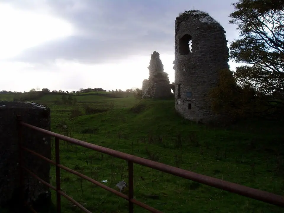 Image: Pamela Norrington · CC BY-SA 2.0 Ballylahan Castle