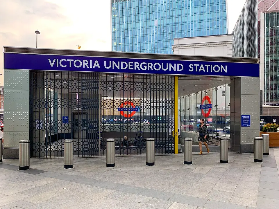 Victoria tube station