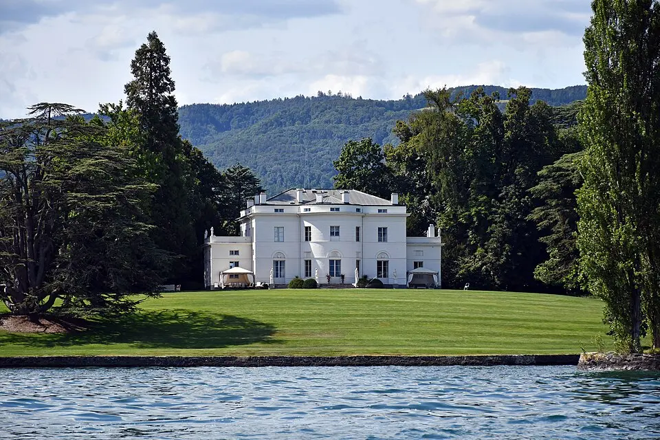 Villa Choisy mit Bootshaus, Insel, altem Bauernhof und Brunnen