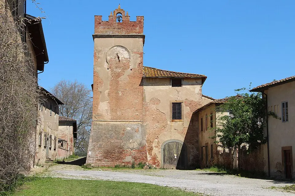Torre mediovale con orologio