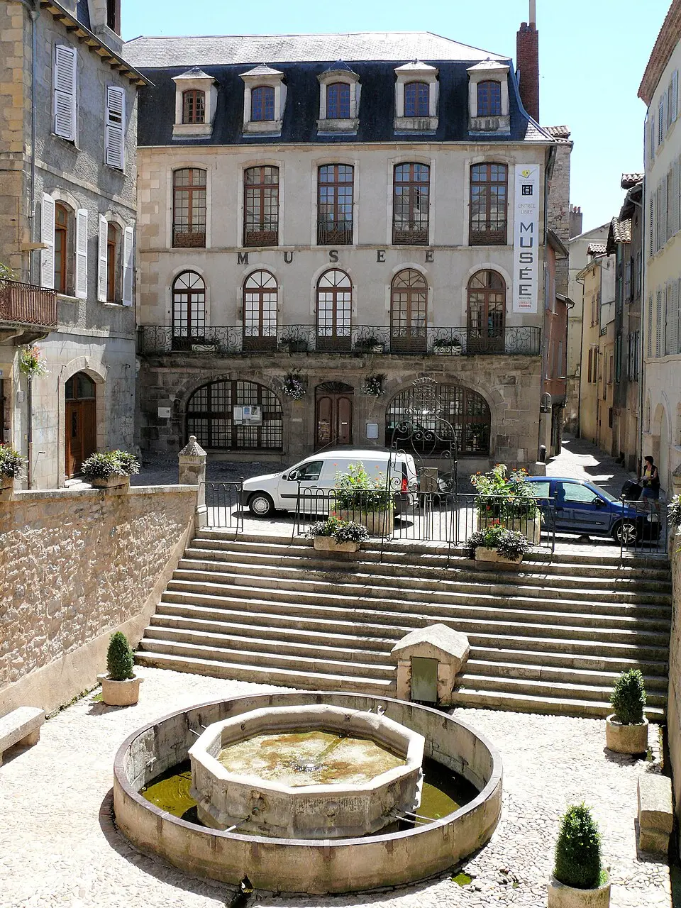 fontaine monolithe de Villefranche-de-Rouergue