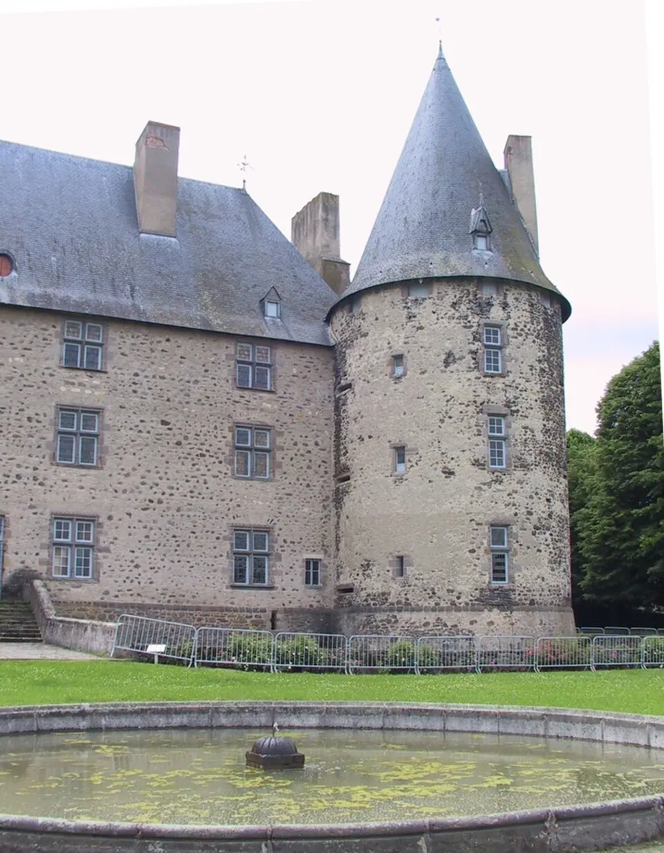 Obrázok: Loulousteph · CC BY-SA 2.0 FR château de Villeneuve-Lembron
