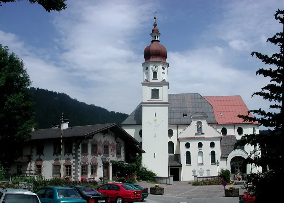 Kép: Rellektrebor. Original uploader was Rellektrebor at de.wikipedia · Public domain Stadtpfarrkirche Mariae Himmelfahrt, Friedhof mit Einsegnungshalle