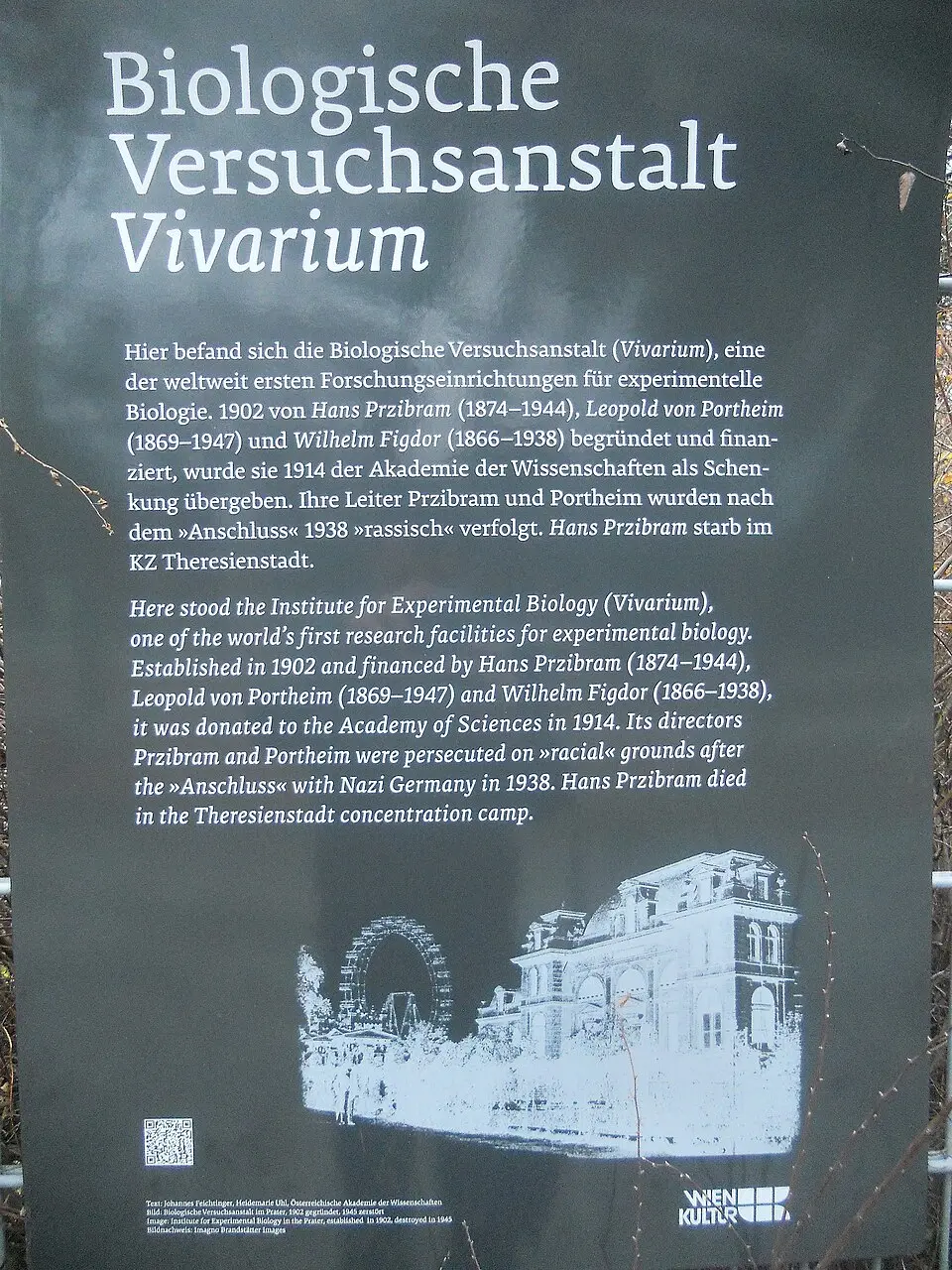 Obrázok: Clemens Mosch · CC BY-SA 4.0 Gedenktafel für die Biologische Versuchsanstalt Vivarium (Wien, Hauptallee, Schulverkehrsgarten Prater)