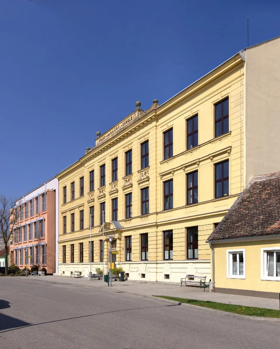 Image: MKir 13 · CC BY-SA 3.0 Volks- und Hauptschule (Polytechn. Schule)