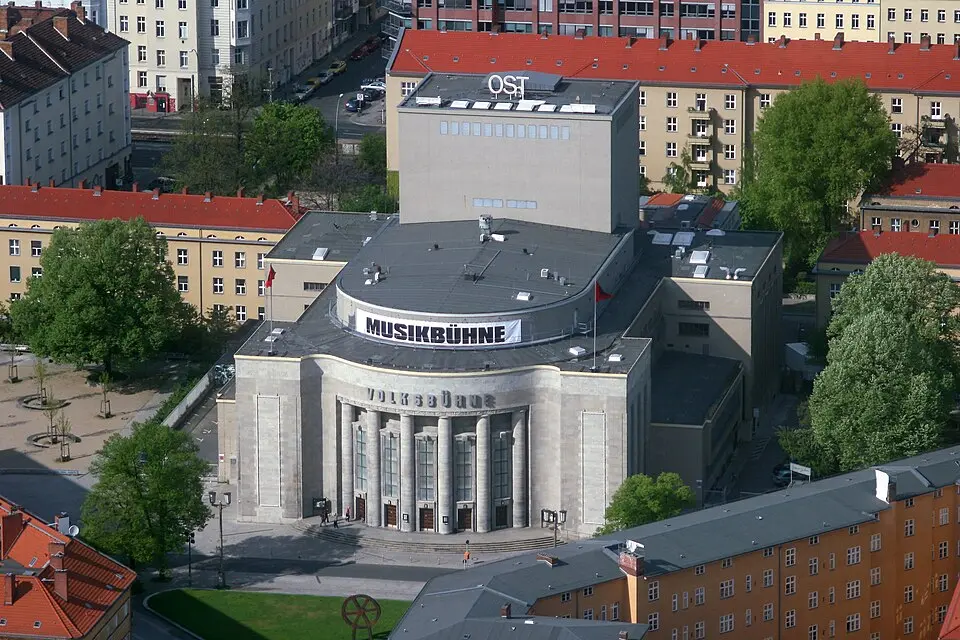 Kép: Thomas Wolf (Der Wolf im Wald) · CC0 Rosa-Luxemburg-Platz