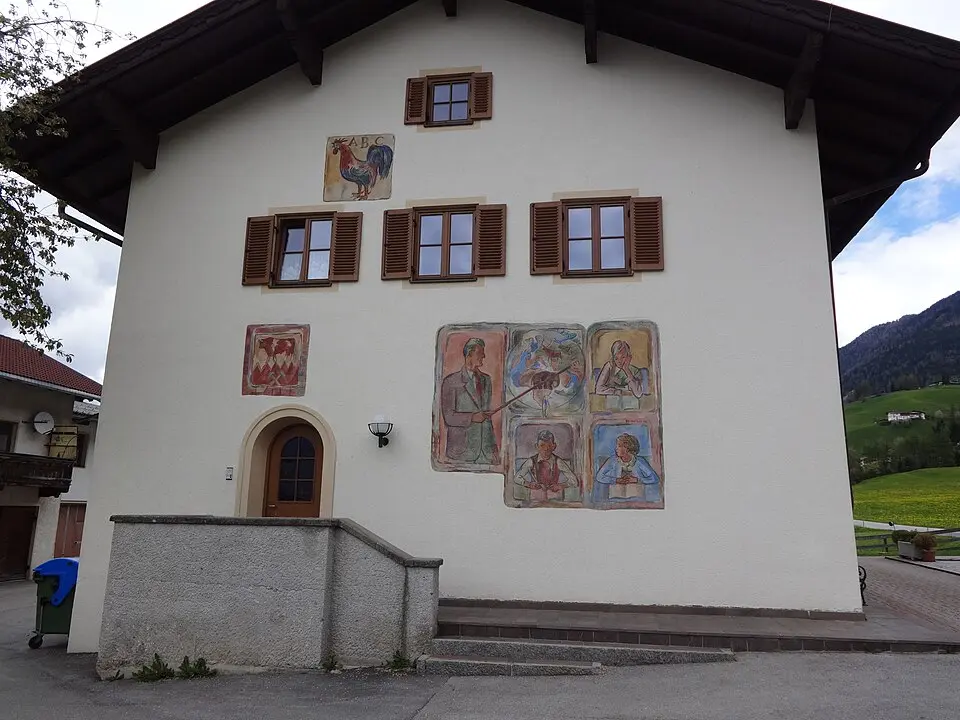Volksschule mit Wandmalerei