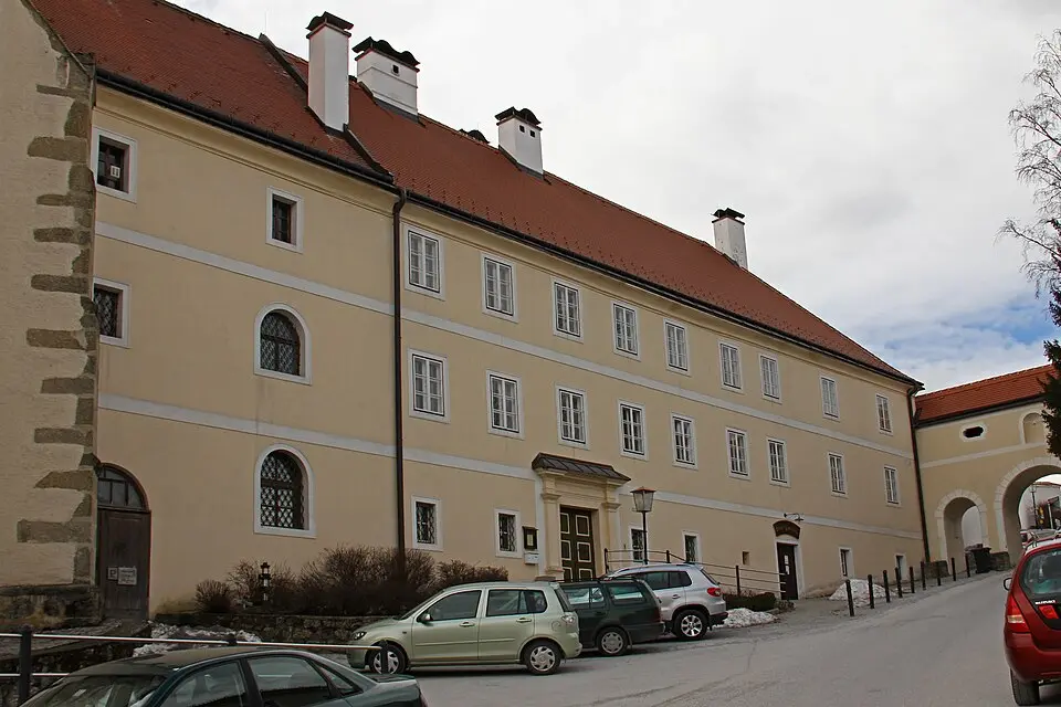 Image: Duke of W4 · CC BY-SA 3.0 AT Volksschule/Pfarrhof, ehem. Kloster