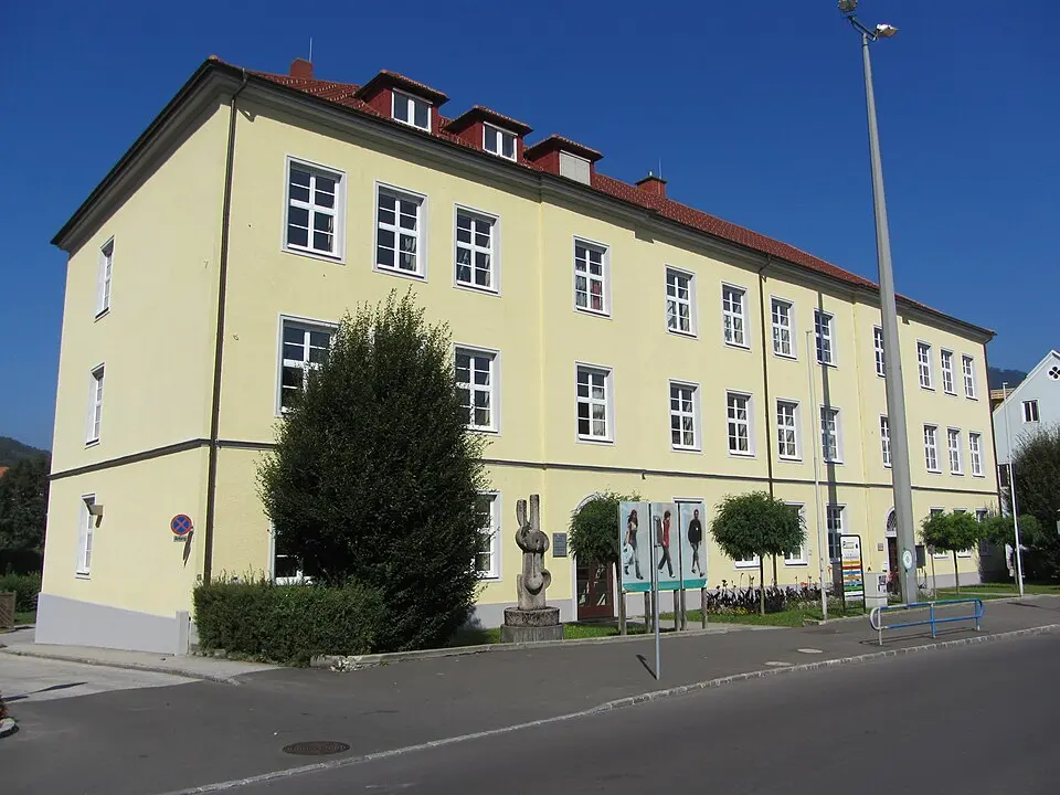 Obrázok: StefanTiran · CC BY-SA 3.0 AT Volksschule und Polytechnikum Kapfenberg