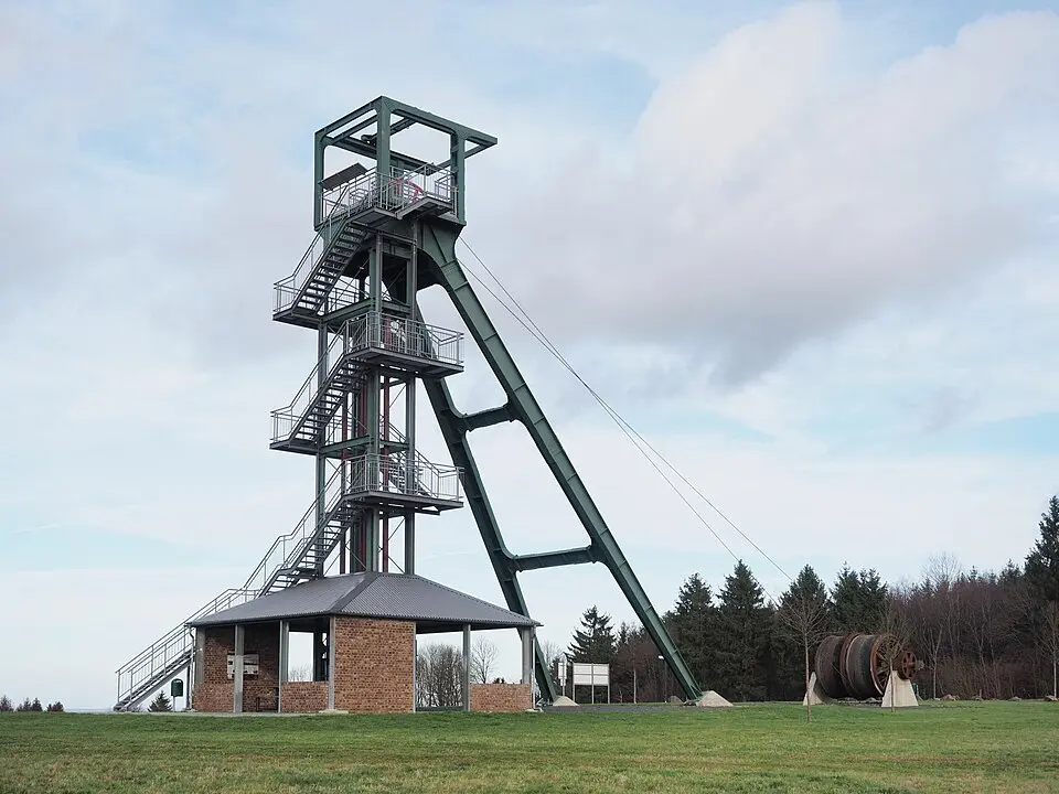 Bild: Kreuzschnabel · CC BY-SA 3.0 Barbaraturm