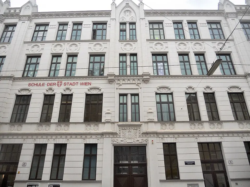 Schule und Badeanlage