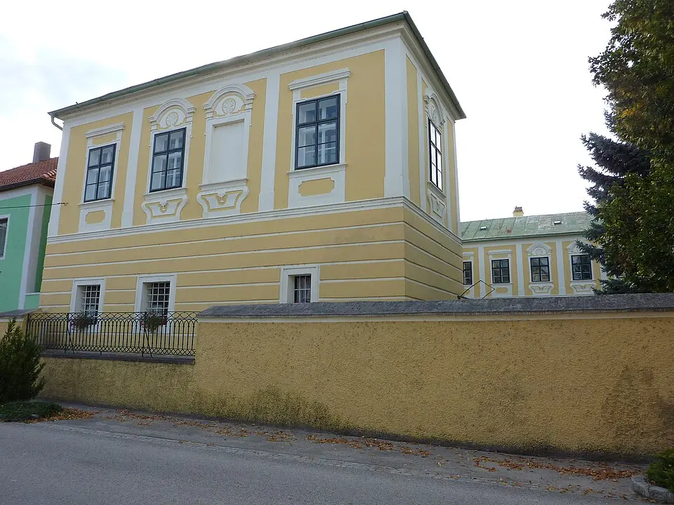 Image: BSonne · CC BY-SA 3.0 Schloss Wagram